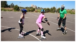 youskate kids rollerblading lessons instructor monitoring